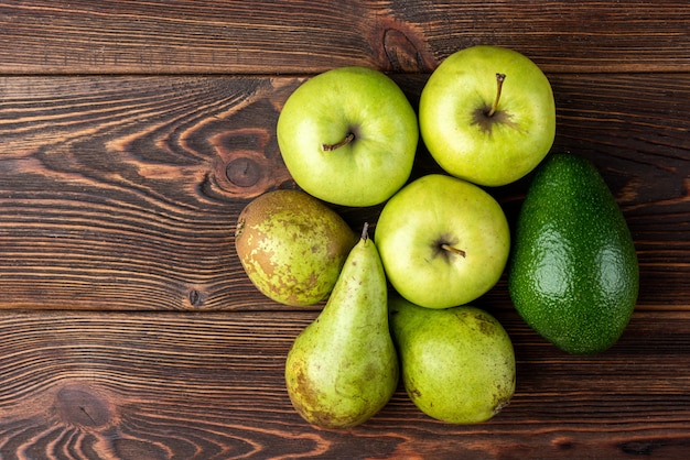 Avocado e mela verde sul tavolo