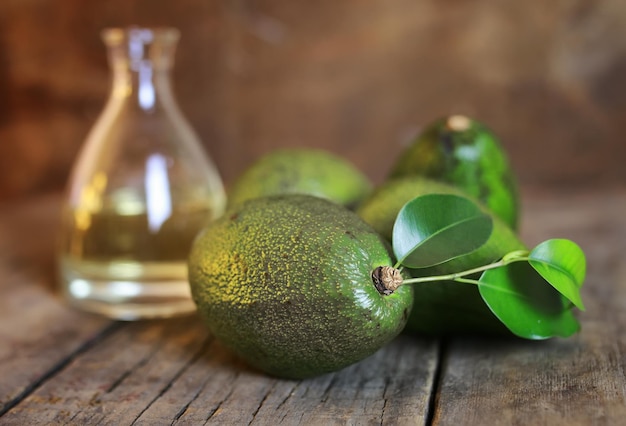 avocado e olio su fondo in legno