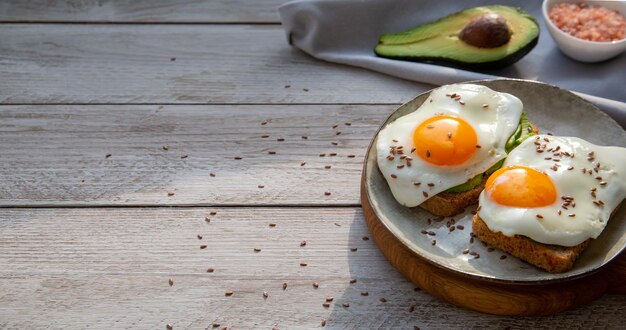 Avocado e toast all'uovo su pane integrale Cibo sano ricco di grassi sani proteine antiossidanti fibre