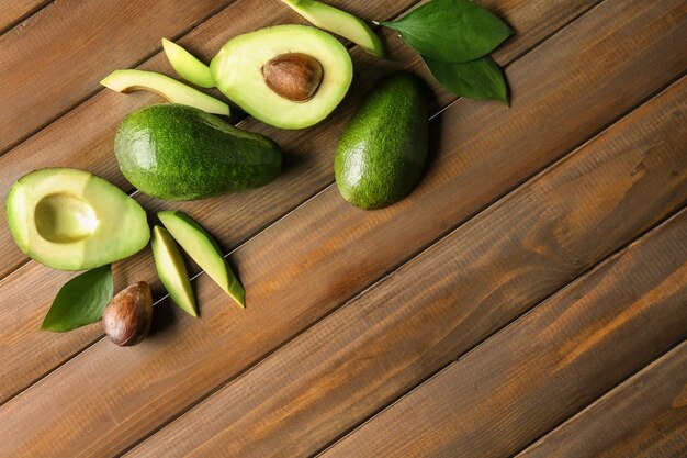 Avocado freschi su fondo in legno