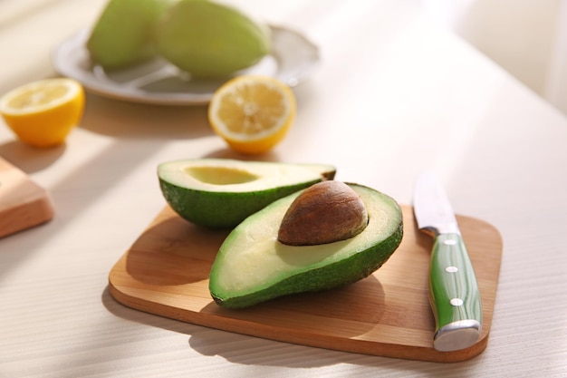 Avocado fresco a fette sul tavolo da taglio