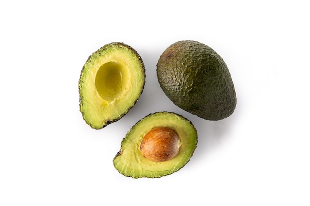 Avocado fresco isolato su priorità bassa bianca