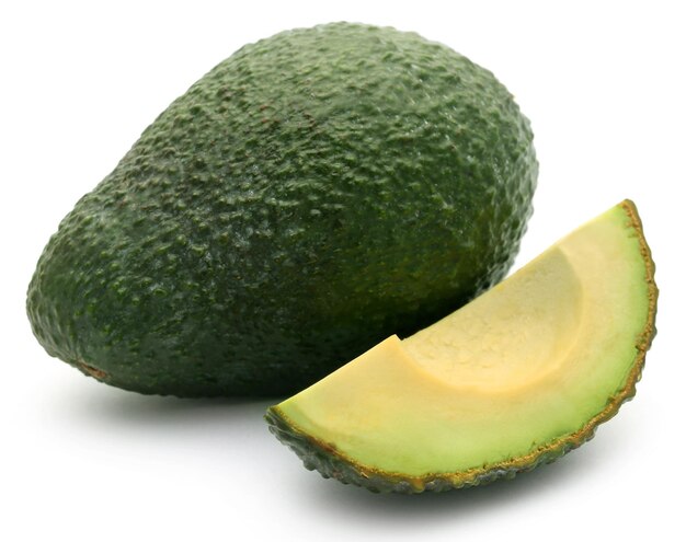 Avocado fresco isolato su sfondo bianco