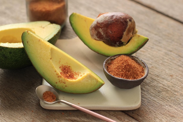 Avocado fresco maturo con zucchero di palma