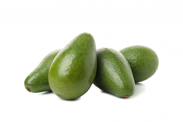 Avocado fresco maturo isolato su bianco isolato