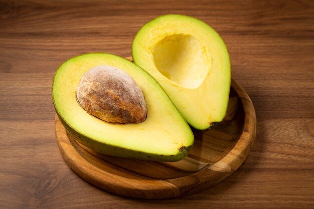 Avocado fresco maturo sul tavolo