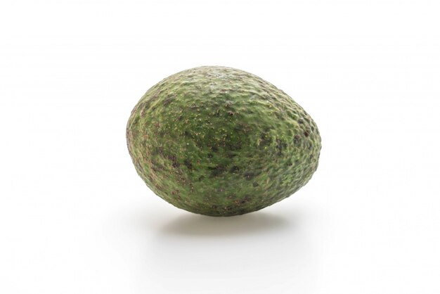 avocado fresco su sfondo bianco