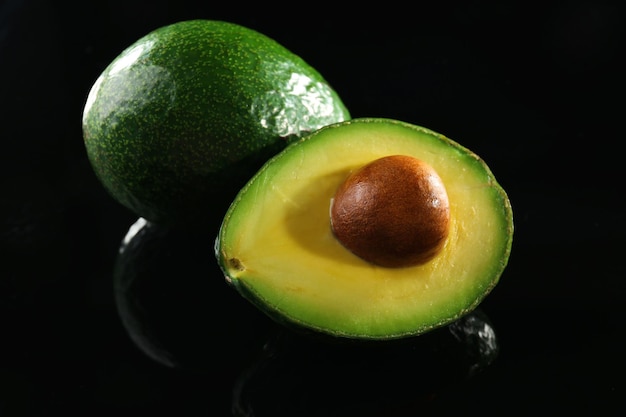 Avocado fresco su sfondo nero