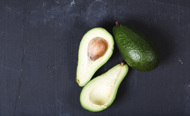 Avocado fresco su una lavagna nera. Avvicinamento