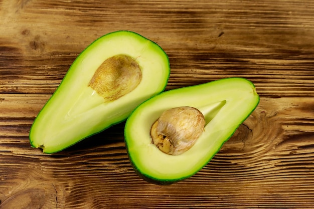 Avocado fresco sulla tavola di legno