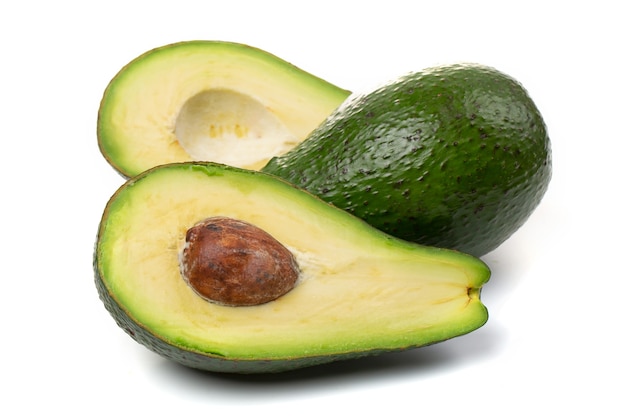 Avocado frutta intera e fette, isolate su sfondo bianco