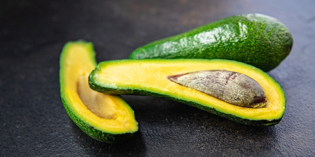 Avocado frutta matura porzione fresca pronta da mangiare spuntino sul tavolo spazio copia sfondo alimentare