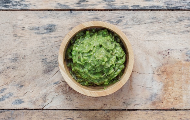 Avocado grattugiato sul pavimento di legno.