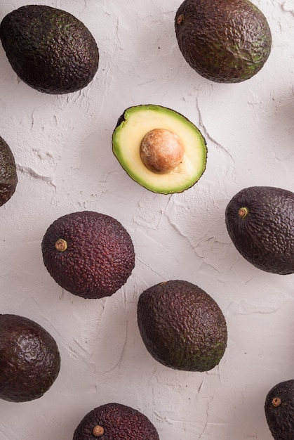 avocado haas con una vista dall'alto tagliata a metà