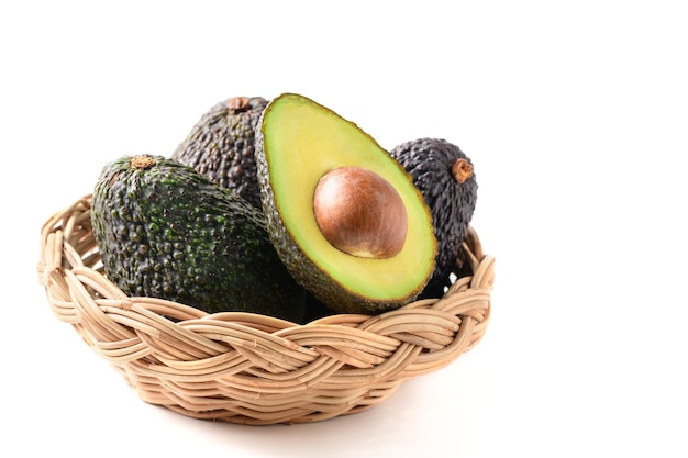 Avocado in backet isolato su sfondo bianco Alto contenuto di vitamine e minerali come la vitamina B