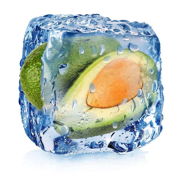 Avocado in cubetto di ghiaccio isolato su bianco
