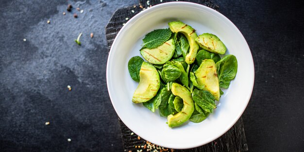 Avocado insalata di verdure fritte insalata di lattuga spinaci rucola spuntino