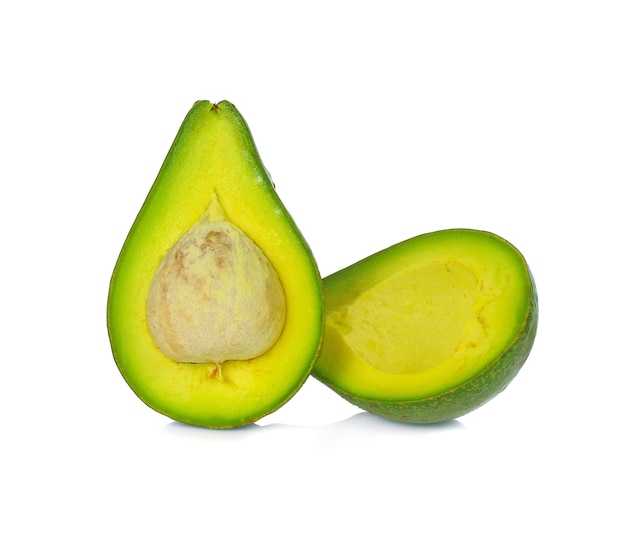 Avocado isolato su bianco.