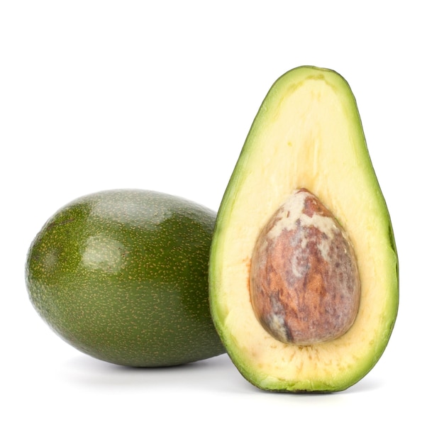 Avocado isolato su sfondo bianco