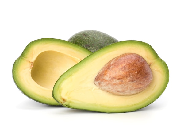 Avocado isolato su sfondo bianco