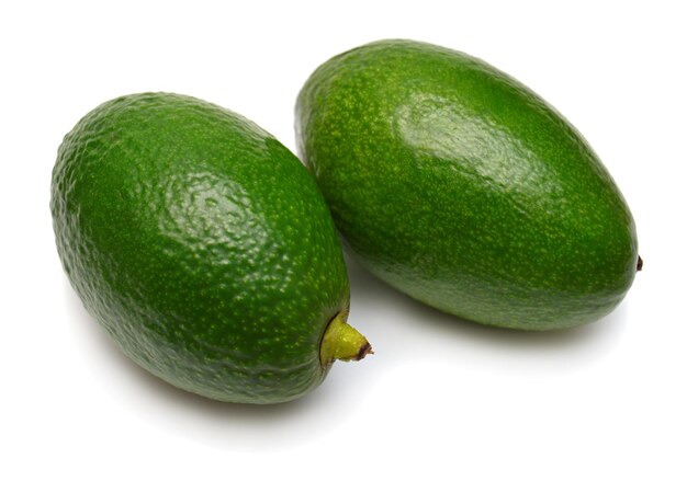 Avocado isolato su sfondo bianco