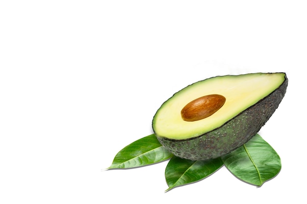 Avocado isolato su sfondo bianco