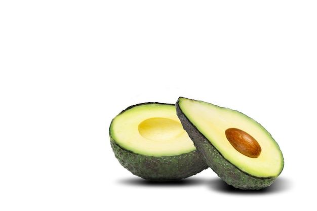 Avocado isolato su sfondo bianco