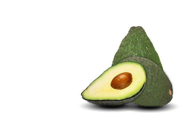 Avocado isolato su sfondo bianco