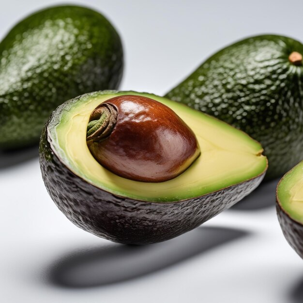 Avocado isolato su sfondo di carta bianca