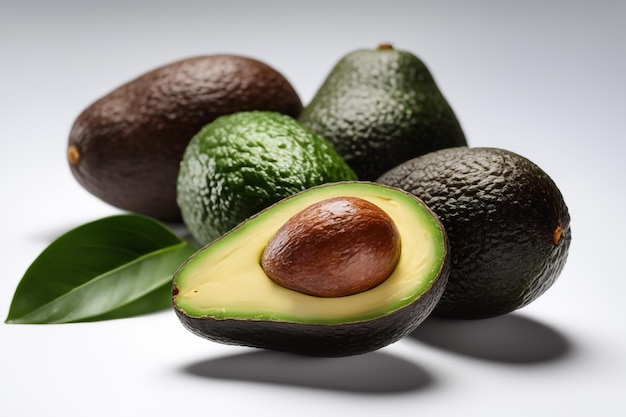 Avocado isolato su sfondo di carta bianca