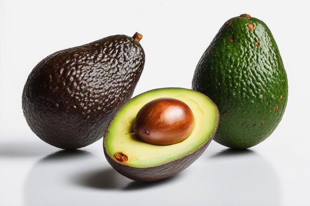 Avocado isolato su sfondo di carta bianca