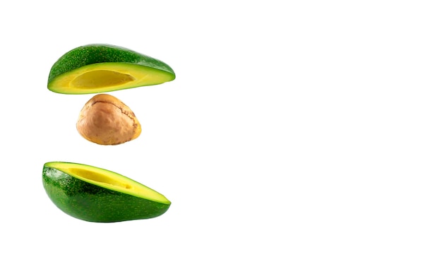 Avocado isolato su uno sfondo bianco. Copia spazio