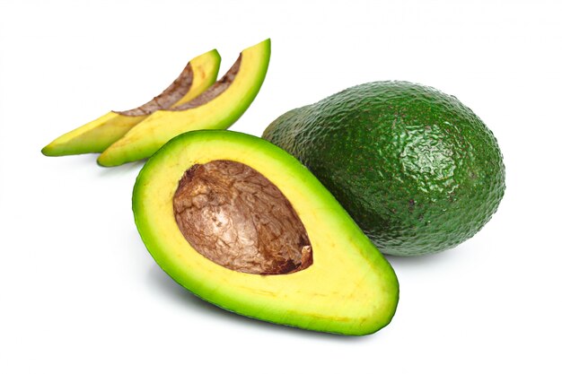 Avocado isolato su uno sfondo bianco