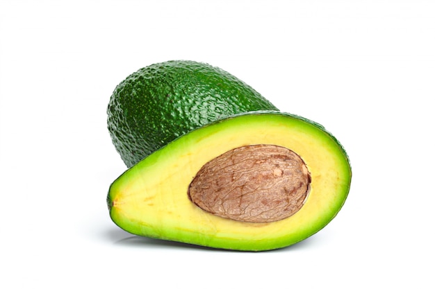 Avocado isolato su uno sfondo bianco