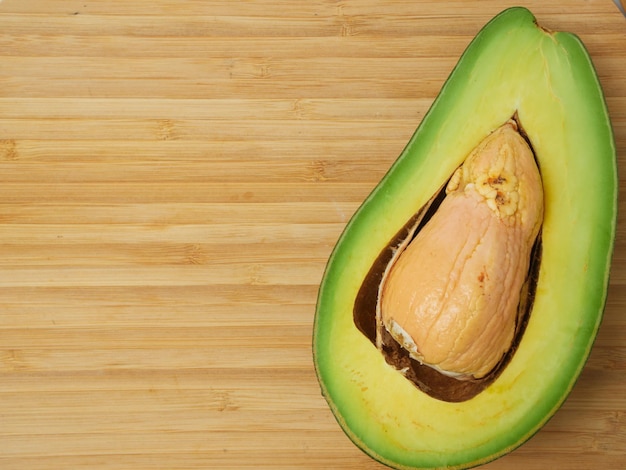 Avocado maturi freschi su fondo di legno