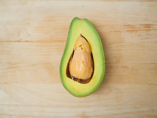 Avocado maturi freschi su fondo di legno