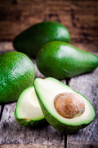 Avocado maturo fresco su una tavola di legno rustica