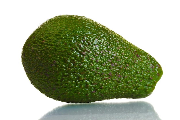 Avocado maturo isolato su bianco