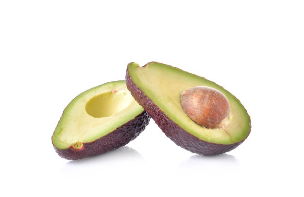 Avocado maturo sulla parete bianca