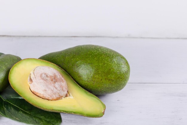 Avocado multiplo isolato su bianco