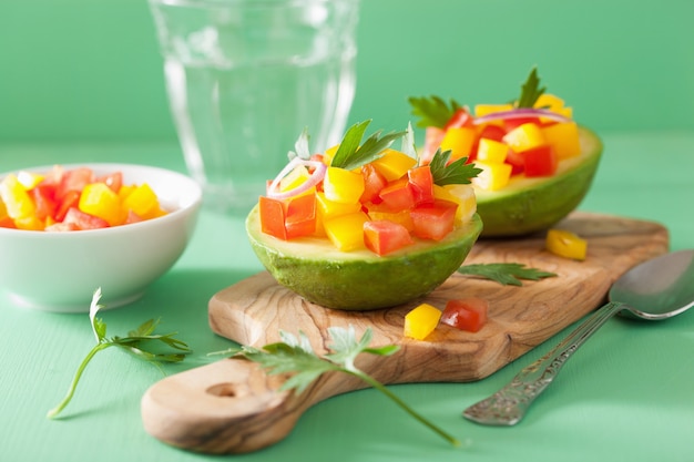 Avocado ripieni di insalata di peperoni e pomodoro