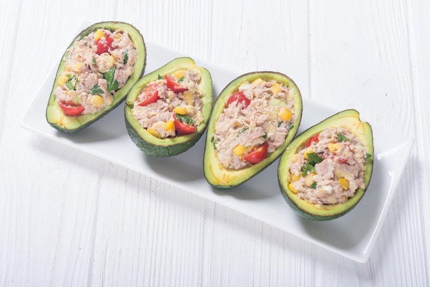 Avocado ripieno di insalata di verdure, prezzemolo e uova