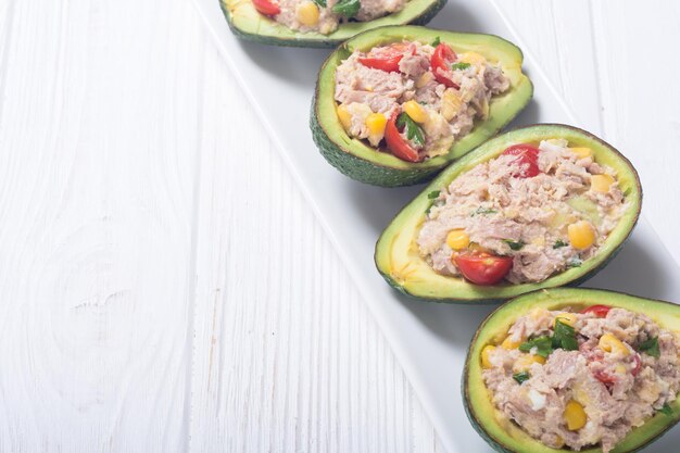 Avocado ripieno di insalata di verdure, prezzemolo e uova