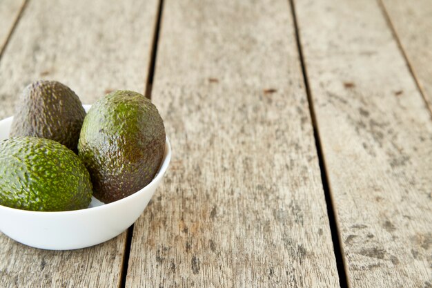 Avocado su fondo in legno vecchio