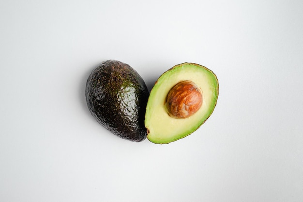 Avocado su sfondo bianco Avocado a forma di cuore