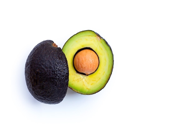 Avocado su sfondo bianco. Copia spazio