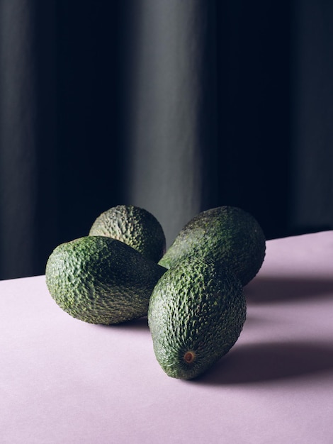 Avocado su sfondo viola e grigio