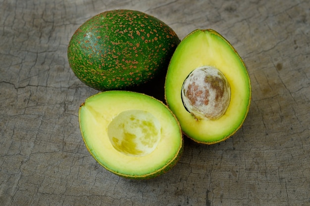 Avocado su un legno