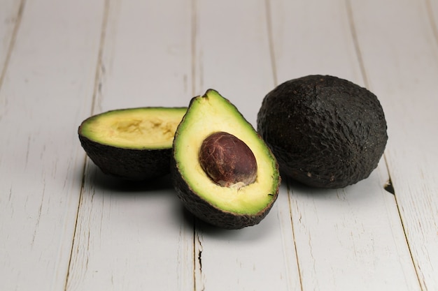 Avocado su un pavimento di legno bianco