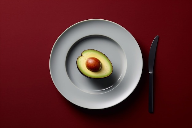 Avocado su un piatto bianco Dieta keto Restrizioni al consumo alimentare